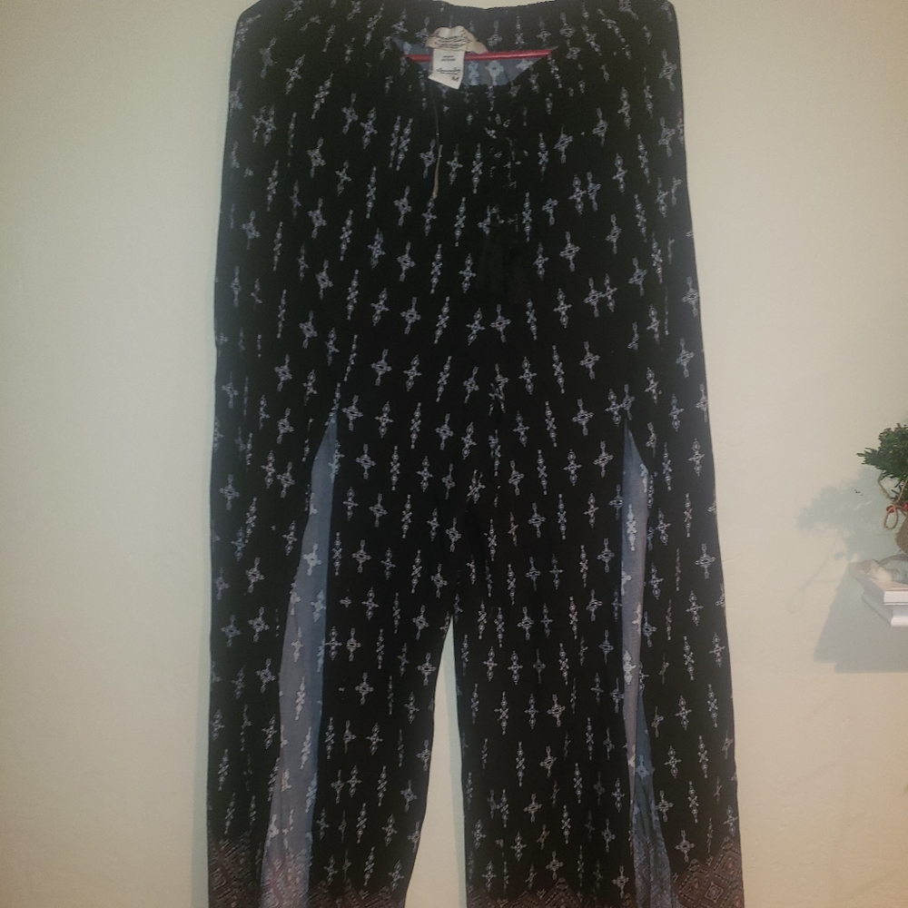 Boho style pants with a slit
